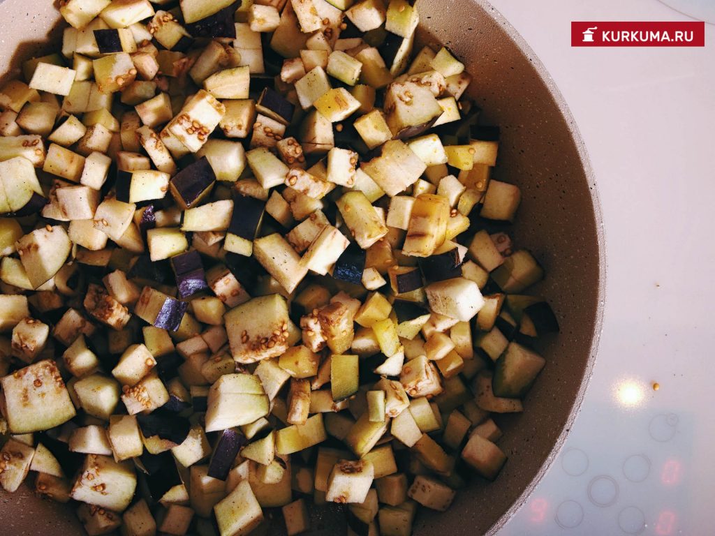 Крамбл с баклажанами и помидорами